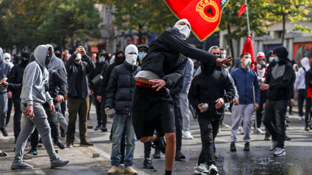 Νέο χάος στην Αλβανία από τις διαδηλώσεις: Επιτέθηκαν στην Βουλή και σε υπουργεία, φωτιές και συγκρούσεις με την αστυνομία, βίντεο