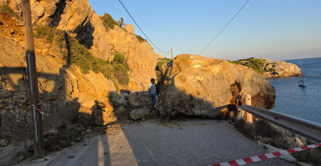 Δεκάδες οχήματα αποκλεισμένα στην παραλία «Άντονι Κουίν» στην Ρόδο μετά την πτώση τεράστιου βράχου