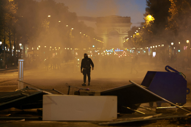 Δέκα «κλικ» από το ξέσπασμα βίας στο Παρίσι: Έκαψαν αυτοκίνητα, λεηλάτησαν καταστήματα, έσπασαν βιτρίνες