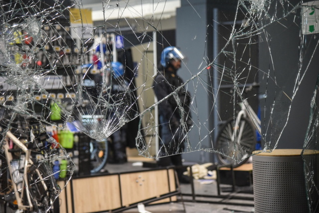 Επεισόδια στο Μιλάνο: Λεηλασίες σε σούπερ μάρκετ και ζημίες σε καταστήματα στη Via Torino - 160 προσαγωγές, οι περισσότεροι ανήλικοι