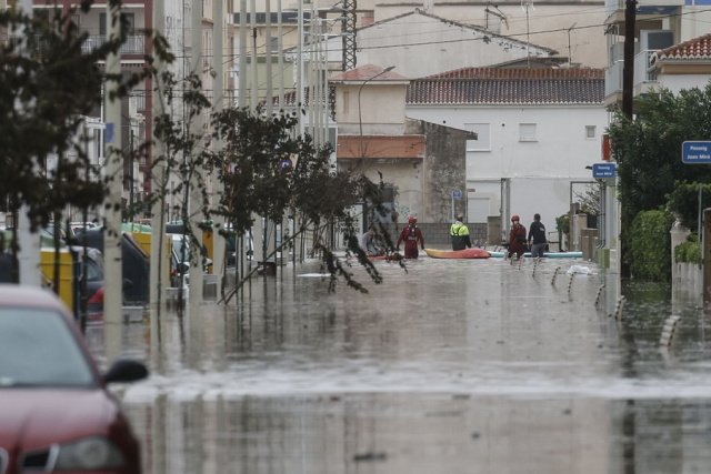 Τέσσερις νεκροί από τις καταρρακτώδεις βροχές στην Ισπανία: Κάτοικοι ανέβηκαν στις στέγες για να σωθούν, υπερχείλισαν ποτάμια, έκλεισαν σχολεία