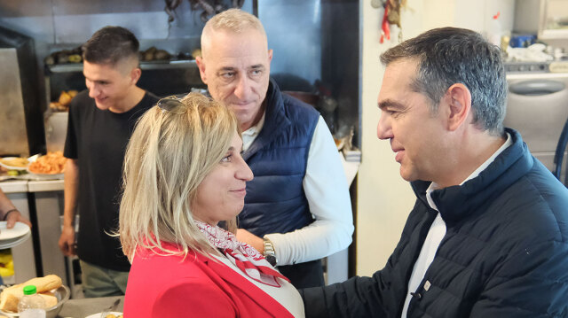 Ο Τσίπρας επισκέφθηκε τσιπουράδικο στον Βόλο: «Δεν πρέπει να κερδίσεις τον Μητσοτάκη, αλλά τον λαό» του είπαν