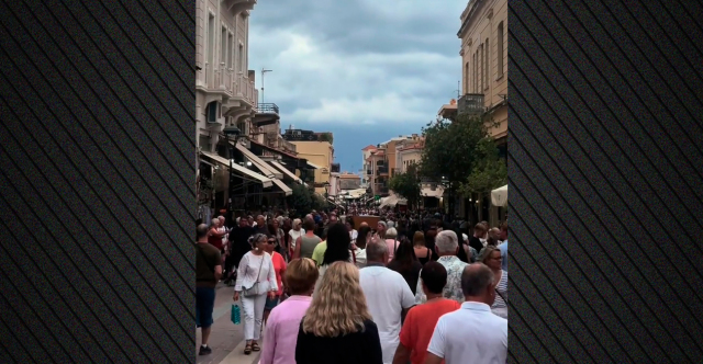 «Θα μείνουν και για τις ελιές»: Οι τουρίστες πλημμυρίζουν ακόμα τους δρόμους των Χανίων, δείτε βίντεο