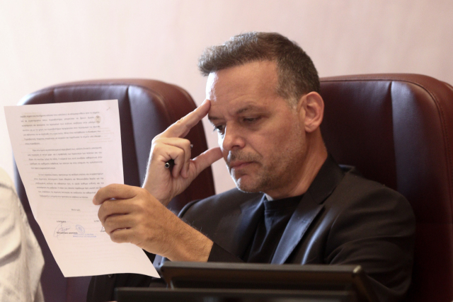 Ένταση και διαφωνίες στο Δημοτικό Συμβούλιο της Αθήνας για το πόρισμα του ΤΕΕ και την ασφάλεια στην Γκράβα