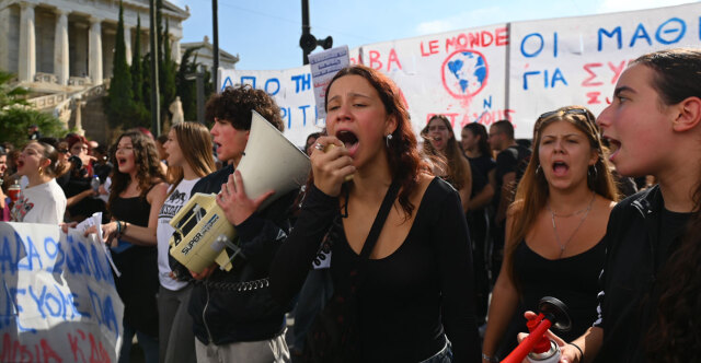 Με πανό στα γαλλικά και μπαλόνια η πορεία μαθητών και φοιτητών στην Αθήνα, κλειστό το κέντρο