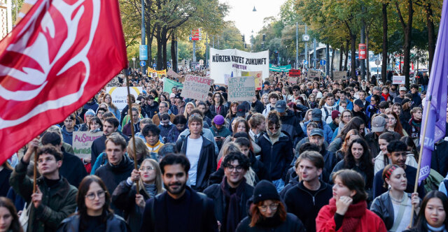 ΧΙΛΙΑΔΕΣ ΦΟΙΤΗΤΕΣ ΔΙΑΔΗΛΩΣΑΝ ΣΤΗ ΒΙΕΝΝΗ ΚΑΤΑ ΤΩΝ ΠΕΡΙΚΟΠΩΝ ΣΤΟΝ ΠΡΟΥΠΟΛΟΓΙΣΜΟ ΤΩΝ ΠΑΝΕΠΙΣΤΗΜΙΩΝ