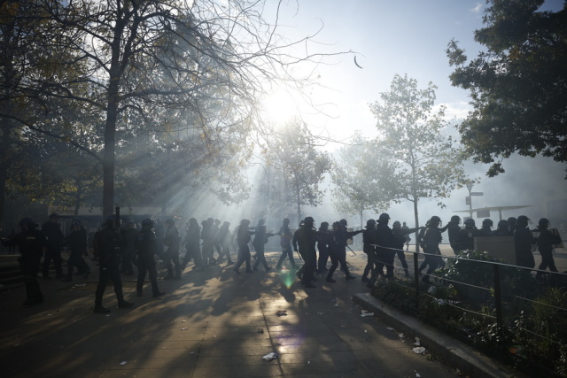 Δρακόντεια μέτρα ασφαλείας με 70.000 αστυνομικούς στους δρόμους της Γαλλίας - Απαγορεύσεις, λουκέτα σε μουσεία και αναβολές ποδοσφαιρικών αγώνων