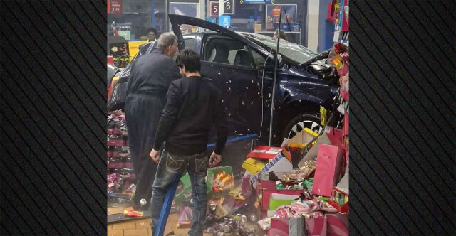 Αυτοκίνητο προσέκρουσε σε σούπερ μάρκετ στη Βρετανία, τουλάχιστον ένας νεκρός και αρκετοί τραυματίες, φωτογραφίες