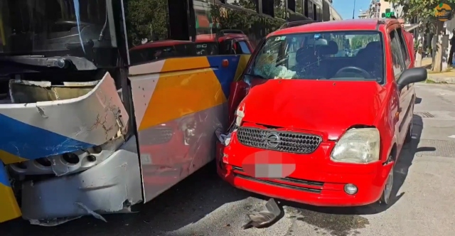Τροχαίο ατύχημα με λεωφορείο και αυτοκίνητο στην Καλλιθέα, δείτε βίντεο | Επικαιρότητα στο PlusTV.gr