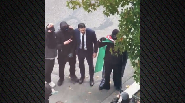 Ακροαριστερός βουλευτής στη Γαλλία φωτογραφίζεται με μασκοφόρους διαδηλωτές και την παλαιστινιακή σημαία, βίντεο