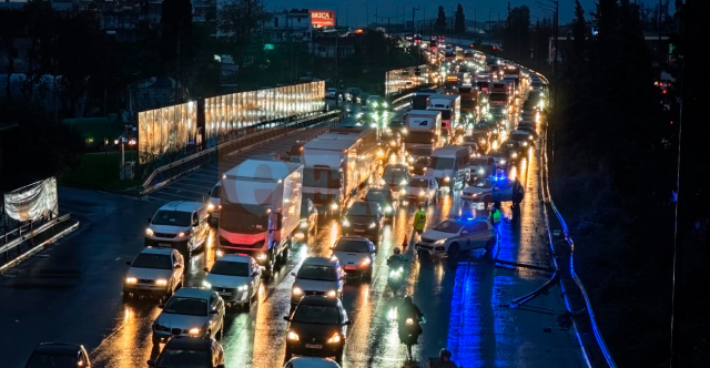 Διπλή ταλαιπωρία με μεγάλο μποτιλιάρισμα στην άνοδο του Κηφισού και τη λεωφόρο Αθηνών προς Ασπρόπυργο λόγω τροχαίων, δείτε βίντεο και φωτογραφίες