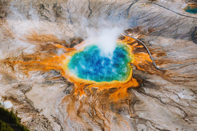 Πάνω από 23.000 σκουπίδια στις θερμές πηγές του Yellowstone: Πώς άλλαξε το χρώμα του διάσημου αξιοθέατου