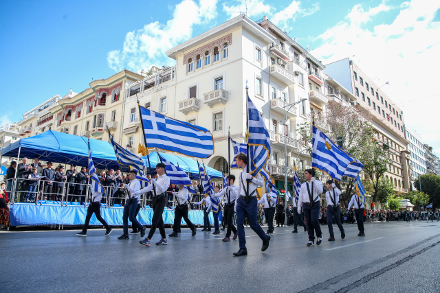 28η Οκτωβρίου: Ποιοι δρόμοι θα κλείσουν για τις παρελάσεις σε Αθήνα – Θεσσαλονίκη – Πως θα κινηθούν τα μέσα μεταφοράς 