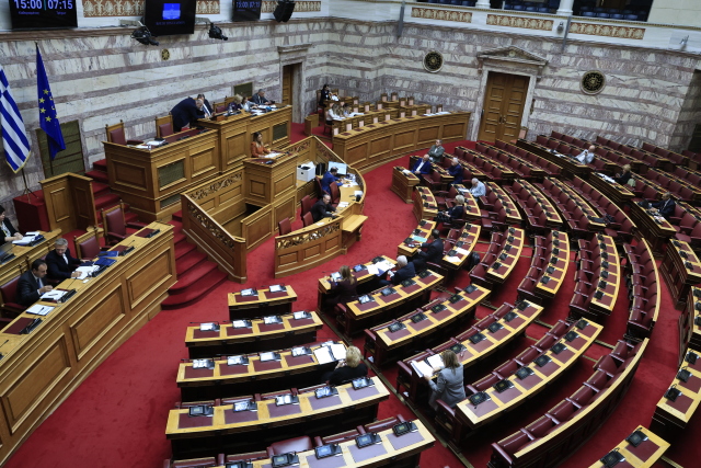 Κατατέθηκε στη Βουλή το πολυνομοσχέδιο με τις 120 δόσεις και χωρίς το μπλόκο στα μετρητά των courier