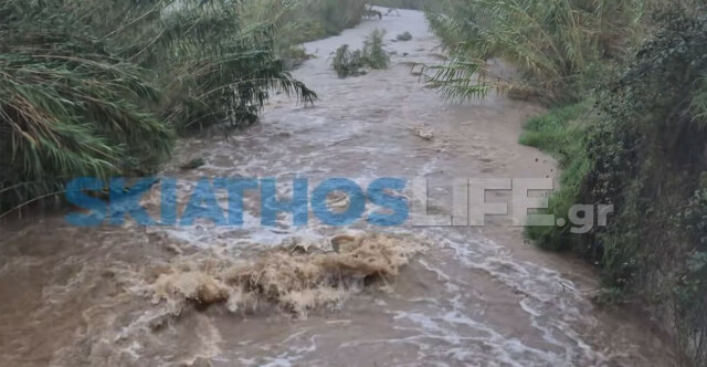 Η κακοκαιρία πλήττει την Σκιάθο: Κλειστός ο δρόμος προς Πλατανιά, έφτασε στα όριά του το ρέμα της περιοχής - Δείτε βίντεο
