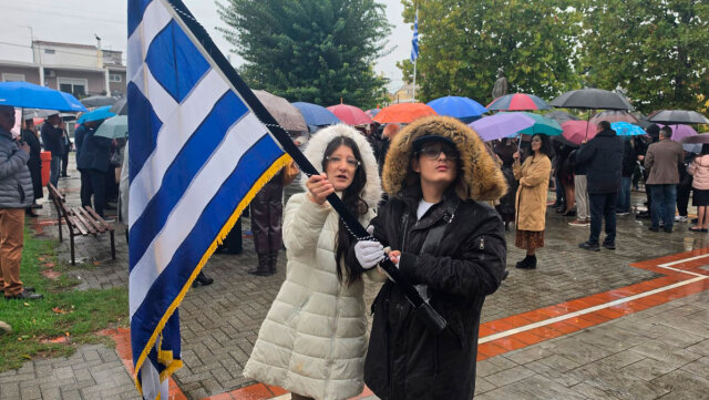 O μικρός Στέφανος από τη Λάρισα που παραλίγο να καεί ζωντανός πριν 10 χρόνια μεγάλωσε και σηκώνει τη σημαία στην επέτειο της 28ης Οκτωβρίου