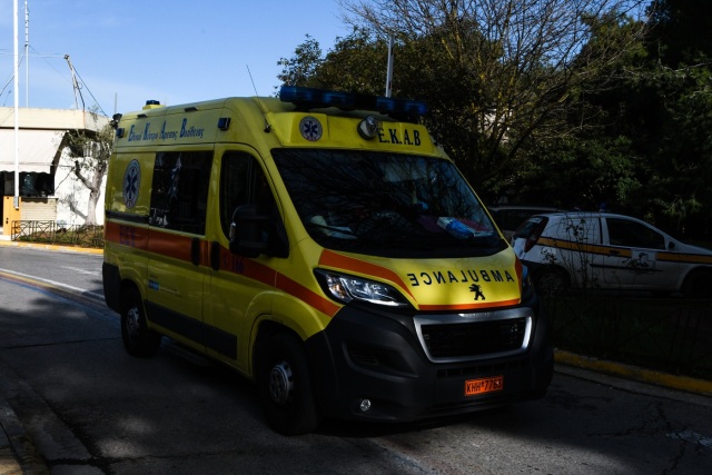 Στο «κόκκινο» το ΕΚΑΒ με 1.100 κλήσεις την ημέρα στην Αθήνα, το 60% αφορά επείγοντα περιστατικά
