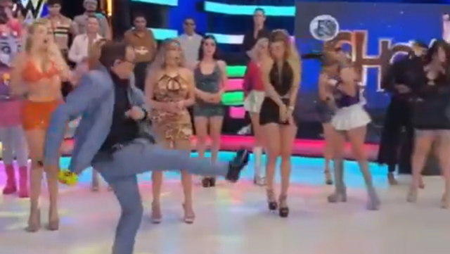 Απίστευτο περιστατικό σε live εκπομπή στο Μεξικό: Παρουσιαστής κλώτσησε drone και το έστειλε στο πρόσωπο μοντέλου, δείτε βίντεο