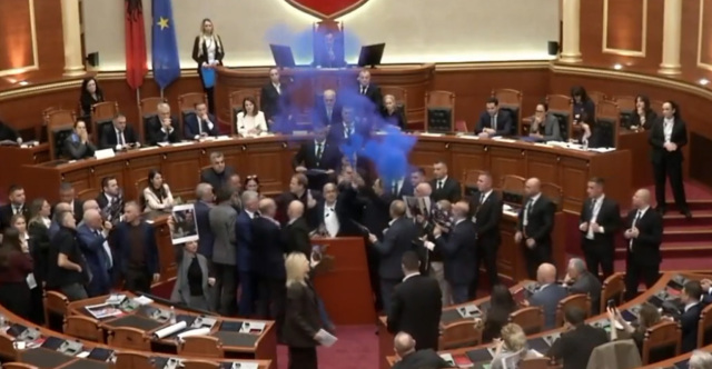 Βουλευτές της αντιπολίτευσης στην Αλβανία διέκοψαν συνεδρίαση του κοινοβουλίου και άναψαν φωτοβολίδες, βίντεο