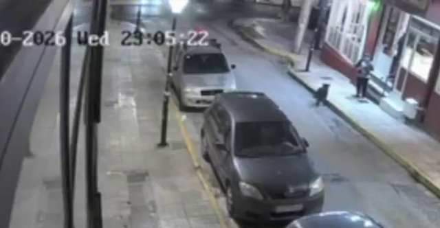 Βίντεο από το θανατηφόρο τροχαίο με τον 30χρονο στο Κερατσίνι, η στιγμή που η μηχανή πέφτει σε σταθμευμένο ΙΧ