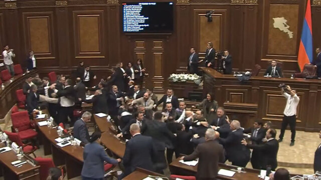 Επεισόδιο στη Βουλή της Αρμενίας: Βουλευτές πιάστηκαν στα χέρια, δείτε βίντεο | Επικαιρότητα στο LivePress.gr