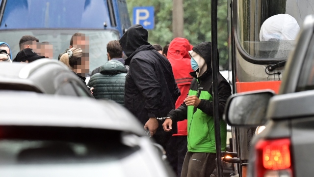Με πούλμαν στην Ευελπίδων οι 30 πρώτοι συλληφθέντες για την υπόθεση των φούρνων «Χωριάτικο», δείτε βίντεο από την μεταγωγή τους