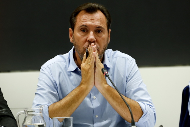 «Η υποχρέωσή μου είναι να λύσω το πρόβλημα, όχι να ασχολούμαι με την παραμονή μου στη θέση» λέει ο Ισπανός υπουργός Μεταφορών