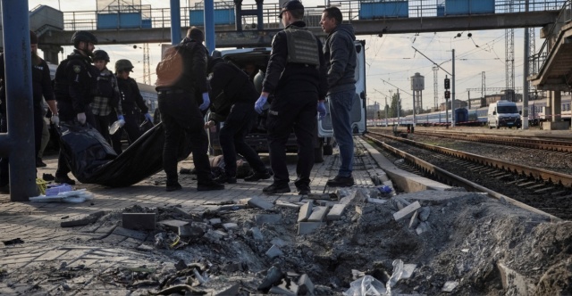 Ρωσικά πλήγματα στην Ουκρανία: 14 νεκροί σε σιδηροδρομικό σταθμό στο Ντνίπρο, επίθεση με βαλλιστικούς πυραύλους στο Κίεβο