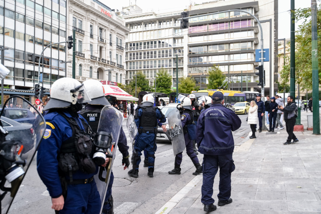 Τέσσερις προσαγωγές και μία σύλληψη σε πορεία στο κέντρο της Αθήνας | Επικαιρότητα στο LivePress.gr