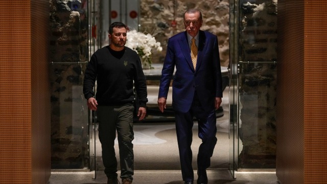 Στην Κωνσταντινούπολη ο Ζελένσκι για συνομιλίες με τον Ερντογάν | Επικαιρότητα στο LivePress.gr