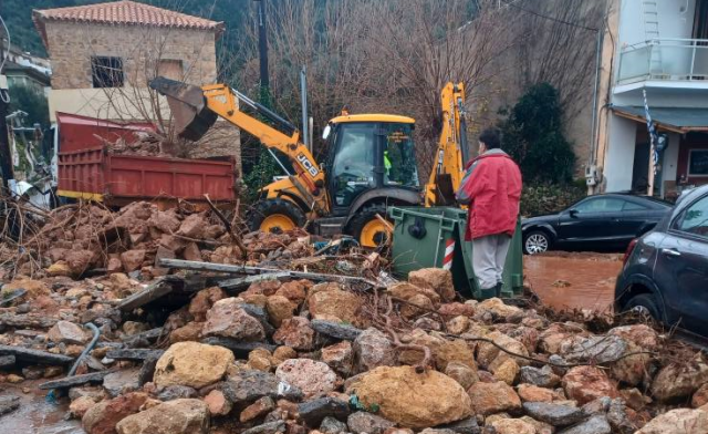 Καλαμάτα: Μεγάλες καταστροφές στις Κιτριές – Ξηλώθηκε ο παραλιακός δρόμος, χείμαρρος παρέσυρε αυτοκίνητα