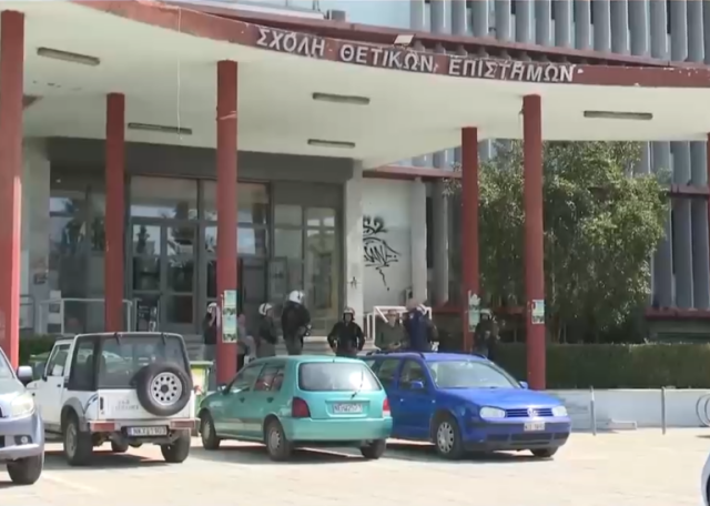 Αντιεξουσιαστές προσπάθησαν ξανά να μπουν στο Φυσικό στο ΑΠΘ - Τους εμπόδισαν οι αστυνομικοί