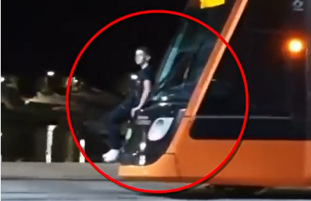 Νεαρός κρεμάστηκε στο πίσω μέρος τραμ στην Παραλιακή - ΣΤΑΣΥ: Τα πλάνα έχουν σταλεί στην ΕΛΑΣ