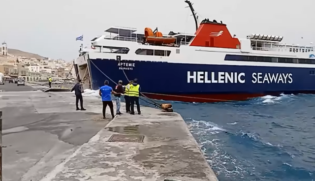 Η μάχη των καπετάνιων με τους ανέμους στις Κυκλάδες: Έδεσε με δυσκολία το «Άρτεμις» στη Σύρο, δεν τα κατάφερε το Speedrunner Jet στη Σίφνο - Δείτε βί