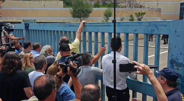 Στα κάγκελα του Μεταφορών οι ταξιτζήδες - «Τους είπαμε να έρθουν χωρίς τον Λυμπερόπουλο και δεν το δέχθηκαν» λένε από το υπουργείο
