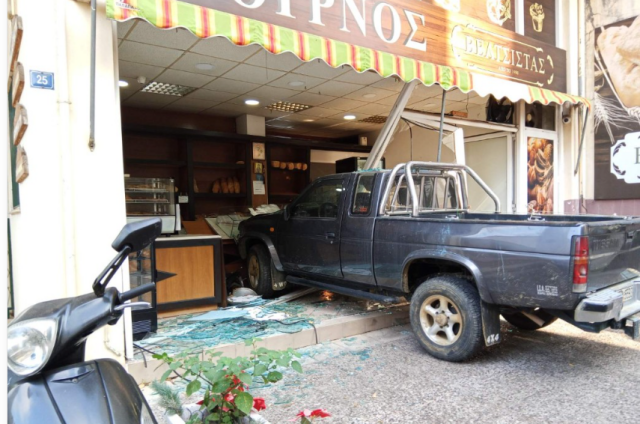 Αγροτικό μπούκαρε σε φούρνο στο κέντρο του Αγρινίου και «κατέβασε» όλη την τζαμαρία - Δείτε βίντεο