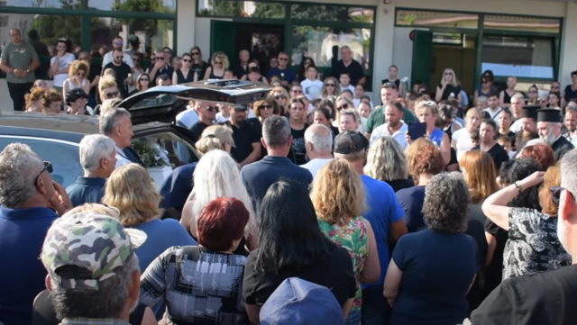 «Προάγεται στην έκτη και στην αιωνιότητα των παιδικών μας αναμνήσεων» - Σπαραγμός στο τελευταίο αντίο του 12χρονου στην Άρτα