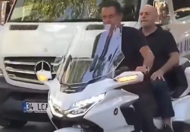 O Ατζούν Ιλιτζαλί με τον Γιάννη Αλαφούζο σε μοτοσικλέτα στην Κωνσταντινούπολη
