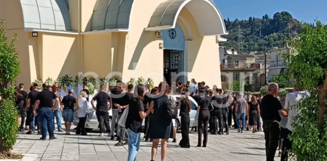 Θρήνος στην κηδεία του 18χρονου Νίκου που σκοτώθηκε σε τροχαίο στην Πάτρα