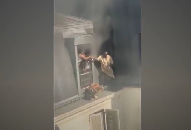 Συγκλονιστική διάσωση στο Παρίσι: Άνδρας έσωσε οικογένεια από διαμέρισμα που φλεγόταν, δείτε βίντεο