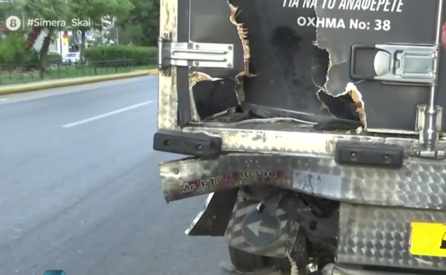 Καλλιθέα: 48χρονος αστυνομικός ο νεκρός στο τροχαίο - Η μηχανή του «καρφώθηκε» κάτω από φορτηγό