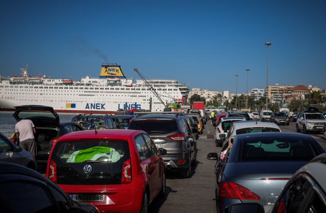Συνεχίζεται η μεγάλη έξοδος των αδειούχων, αυξημένη κίνηση στο λιμάνι του Πειραιά