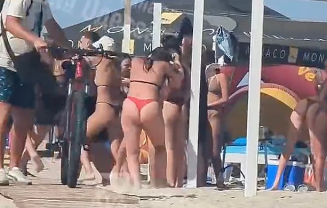 Λουόμενες με μπικίνι έστησαν άγριο καβγά στην Οδησσό για ρωσικό τραγούδι στην παραλία - Δείτε βίντεο