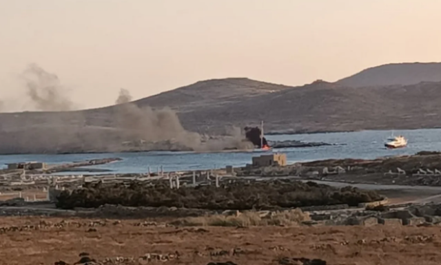 Φωτιά σε ιστιοφόρο ανοιχτά της Δήλου - Δείτε βίντεο και φωτογραφίες
