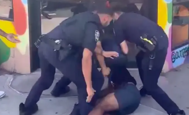 Σάλος στη Νέα Υόρκη για τη βίαιη σύλληψη 18χρονου με ποδήλατο - «Γιατί χρειάζονται τόσοι αστυνομικοί για ένα παιδί;», ρωτούν το NYPD