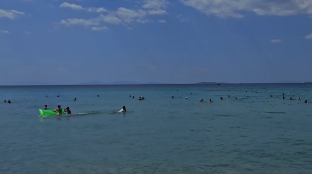 Βίντεο: Στις παραλίες για τα τελευταία μπάνια οι Αθηναίοι με σύμμαχο τις υψηλές θερμοκρασίες