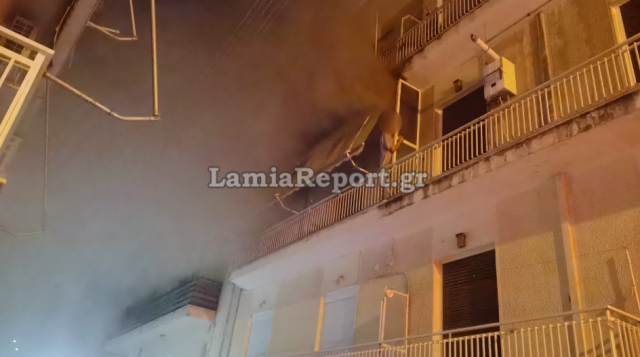 Λαμία: Οικογένεια κινδύνεψε από φωτιά σε διαμέρισμα - Έξι άτομα στο νοσοκομείο