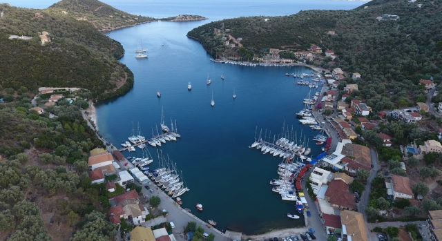 Τουριστικό σκάφος βυθίστηκε στη Λευκάδα μετά από φωτιά