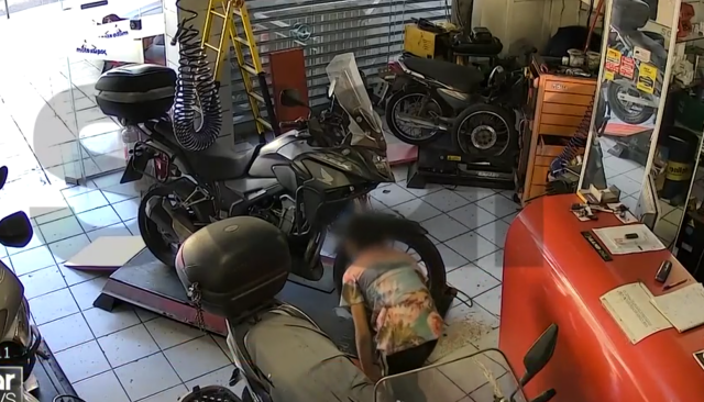 Βίντεο: Ρομά έκλεψε συνεργείο στην Αττική ενώ ήταν μέσα ο ιδιοκτήτης