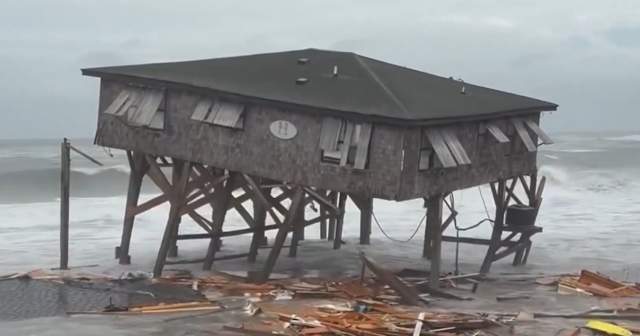 Βόρεια Καρολίνα: Η στιγμή που σπίτια καταρρέουν από τα κύματα του Ατλαντικού